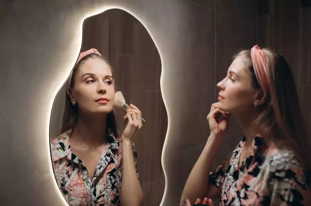 Specchio asimmetrico illuminato a LED