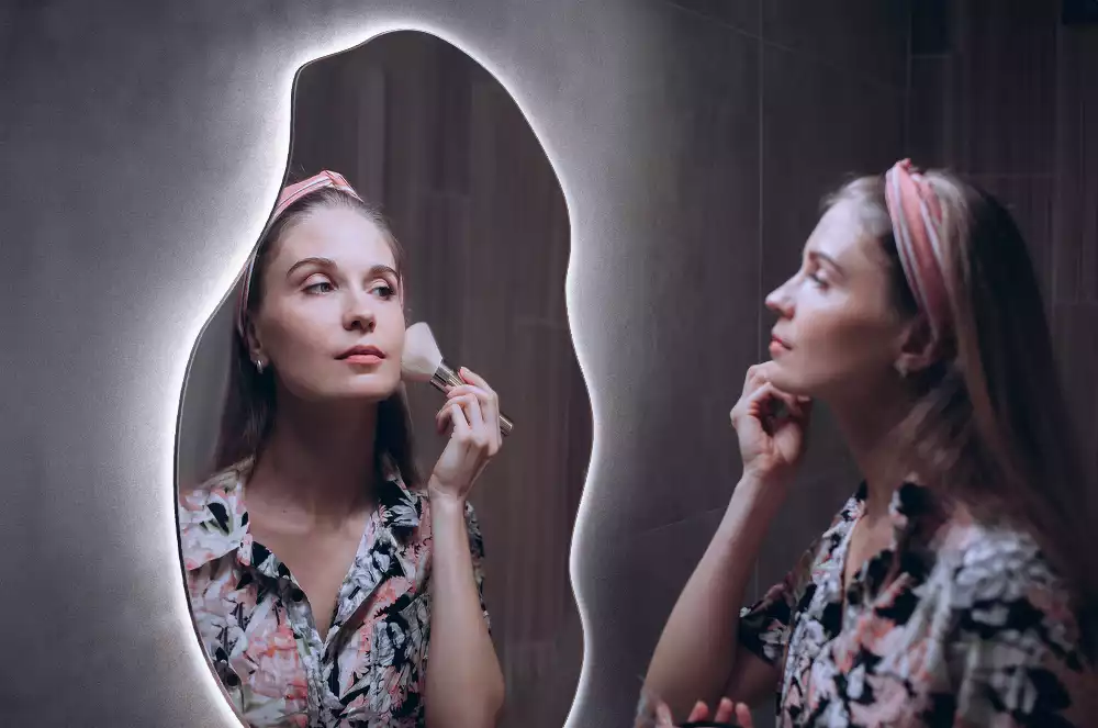 Specchio asimmetrico illuminato a LED