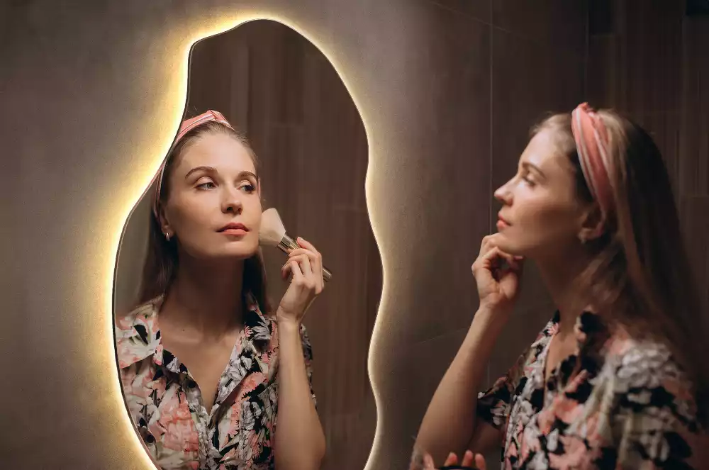 Specchio asimmetrico illuminato a LED