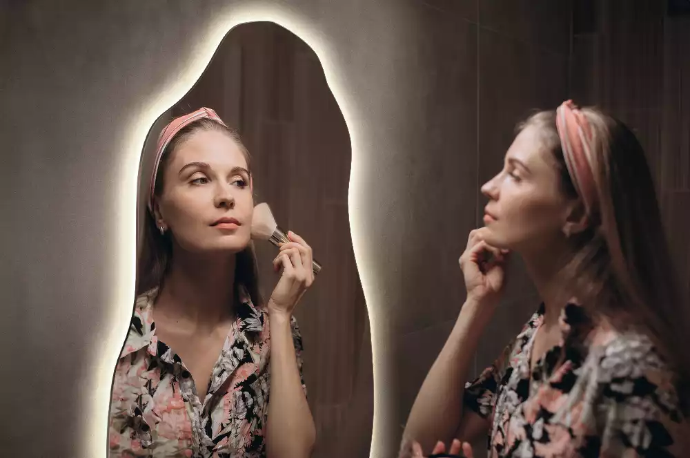 Specchio organico illuminato elegante