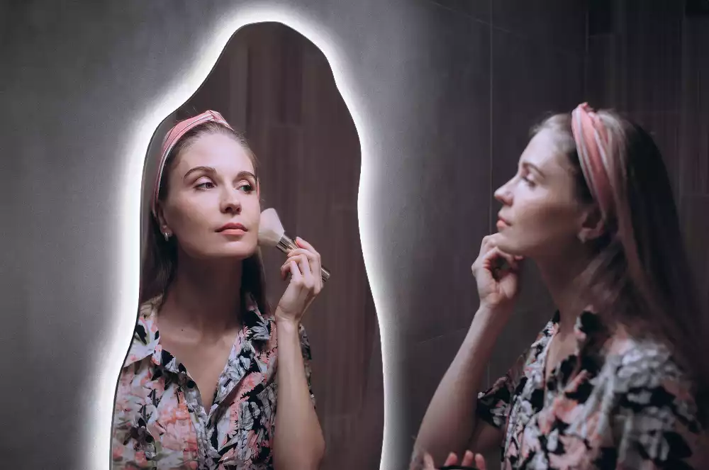 Specchio organico illuminato elegante