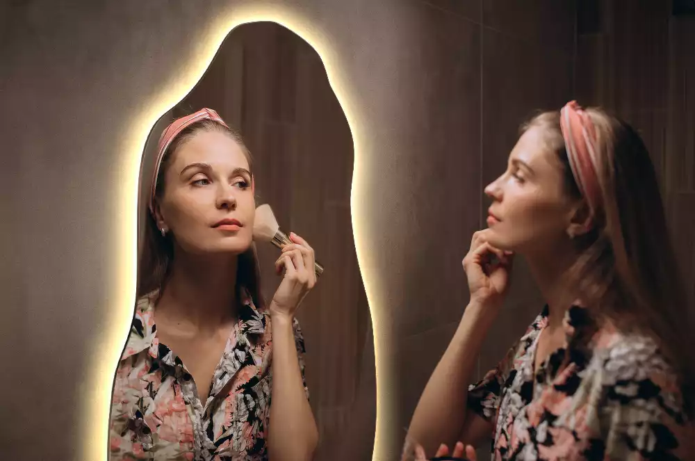 Specchio organico illuminato elegante