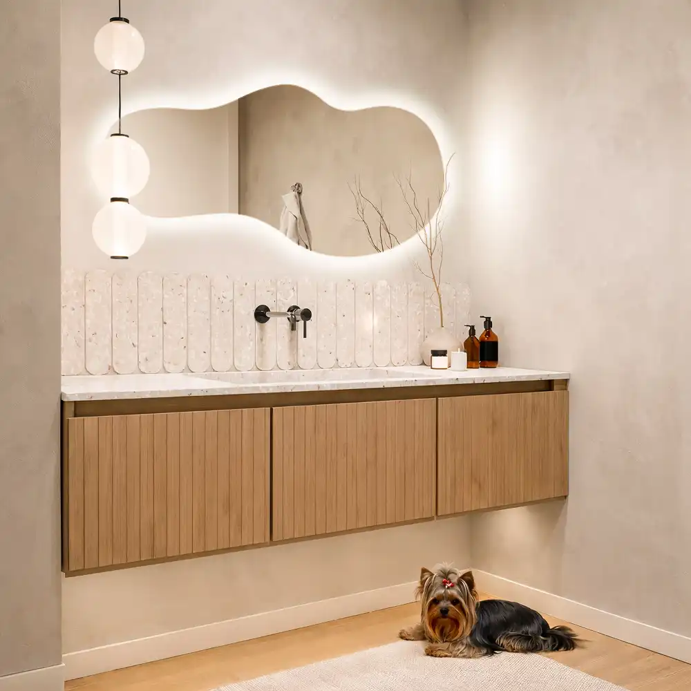 Specchio da parete irregolare con retroilluminazione elegante