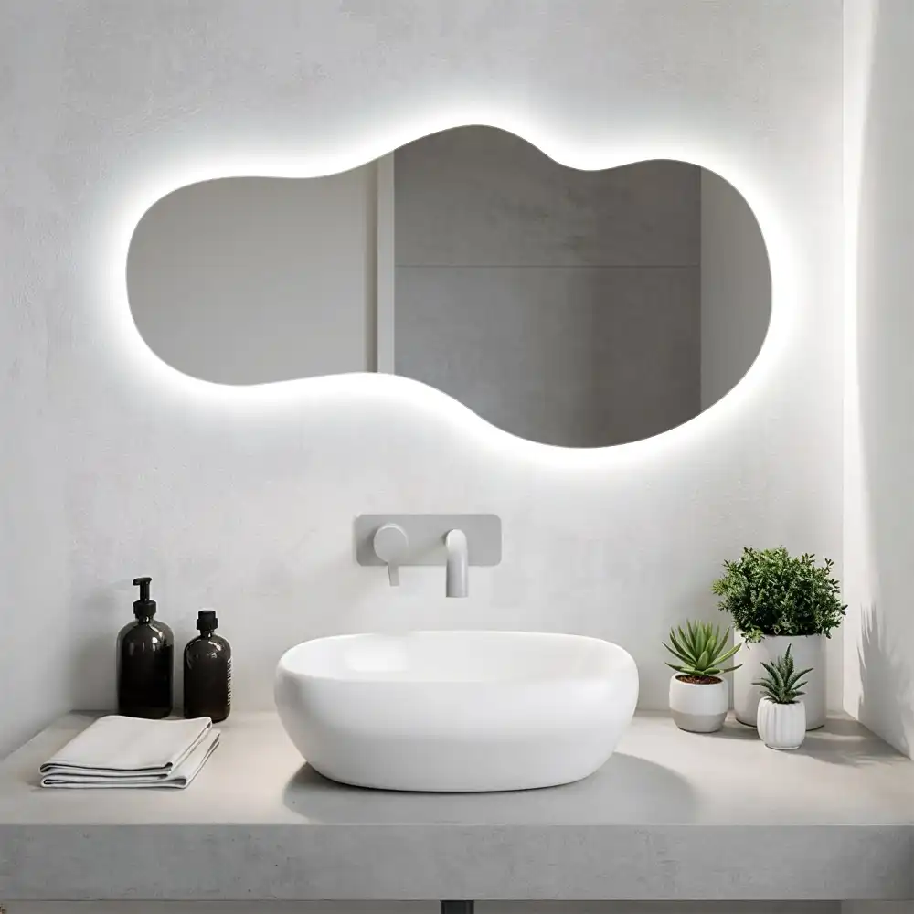 Specchio da parete irregolare con retroilluminazione elegante