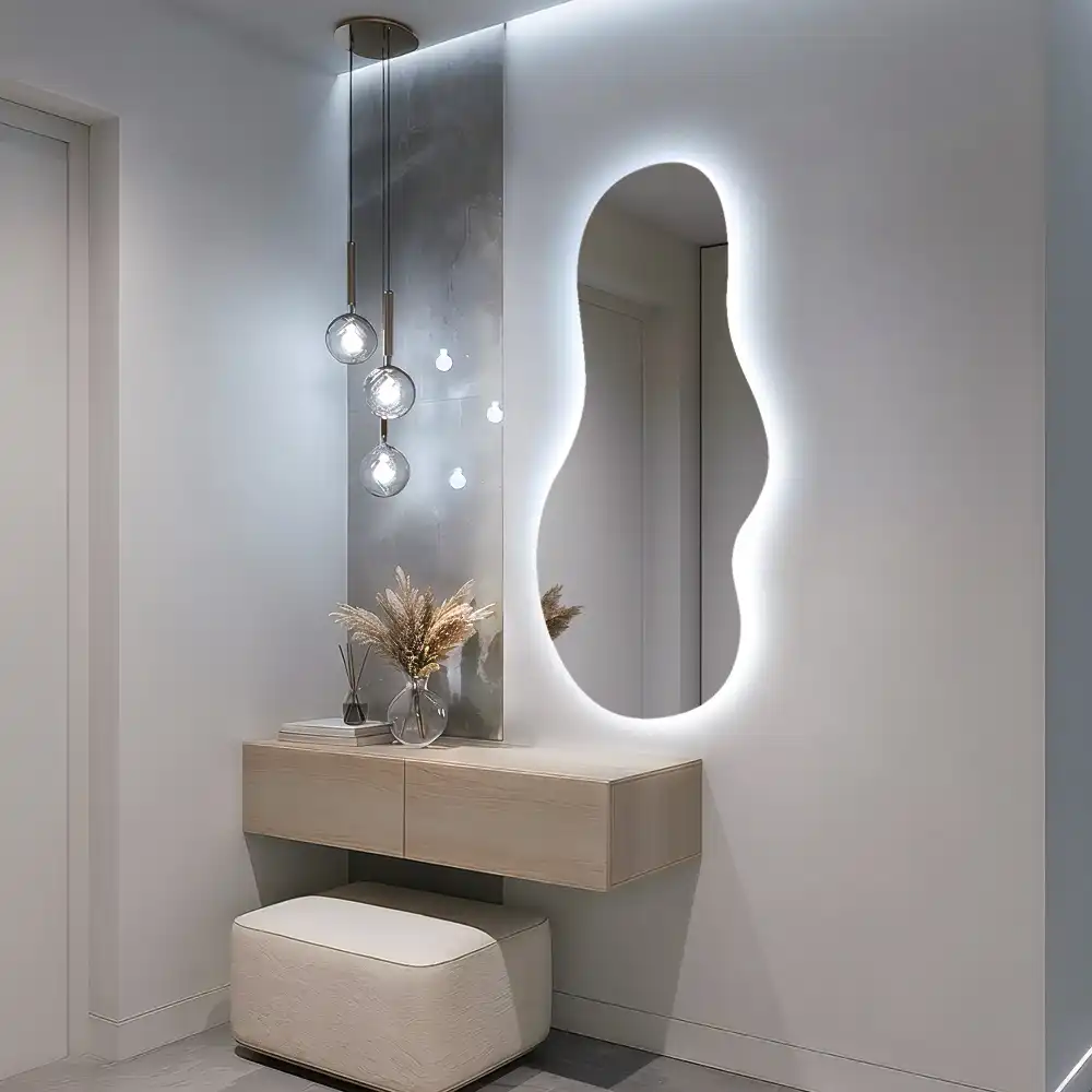 Specchio da parete irregolare con retroilluminazione elegante