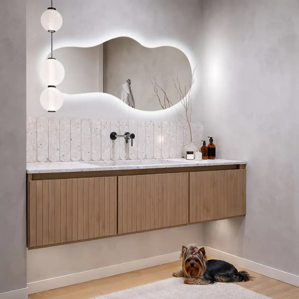 Specchio da parete irregolare con retroilluminazione elegante