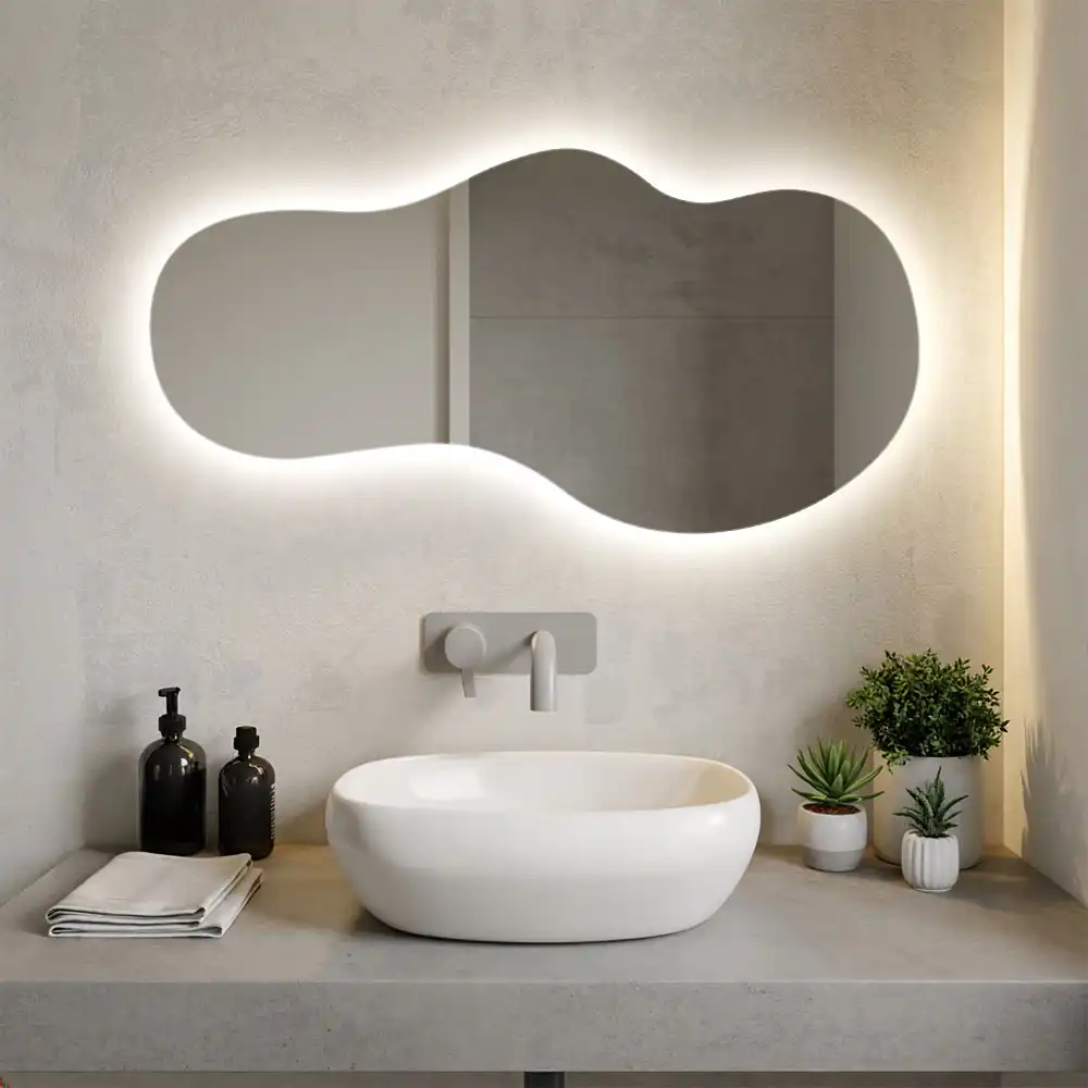 Specchio da parete irregolare con retroilluminazione elegante