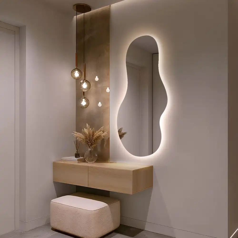 Specchio da parete irregolare con retroilluminazione elegante