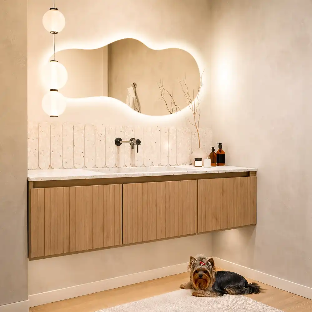 Specchio da parete irregolare con retroilluminazione elegante