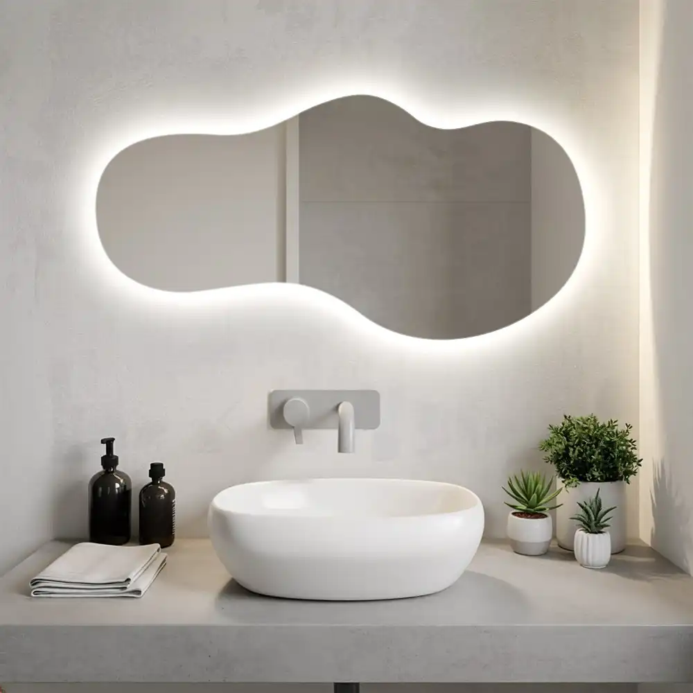 Specchio da parete irregolare con retroilluminazione elegante