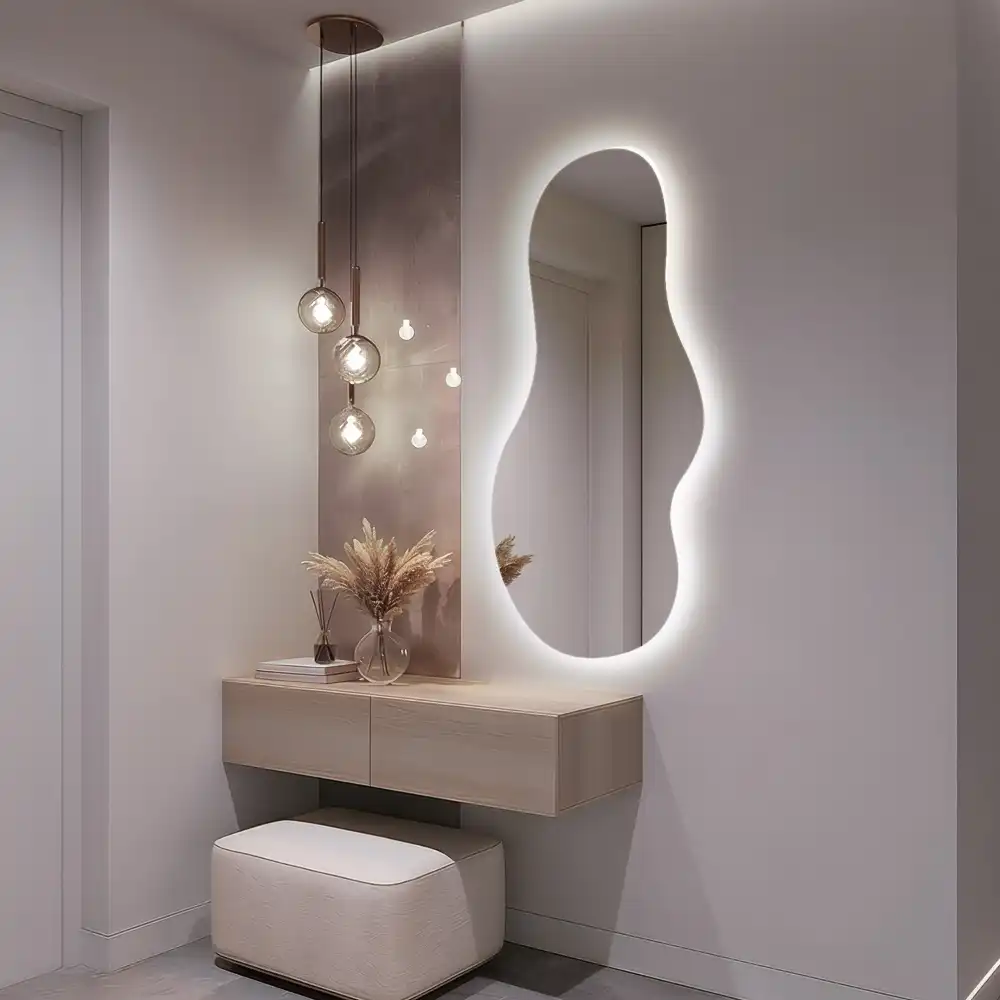 Specchio da parete irregolare con retroilluminazione elegante