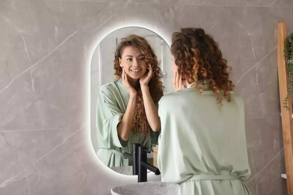 Specchio led ovale decorativo da parete