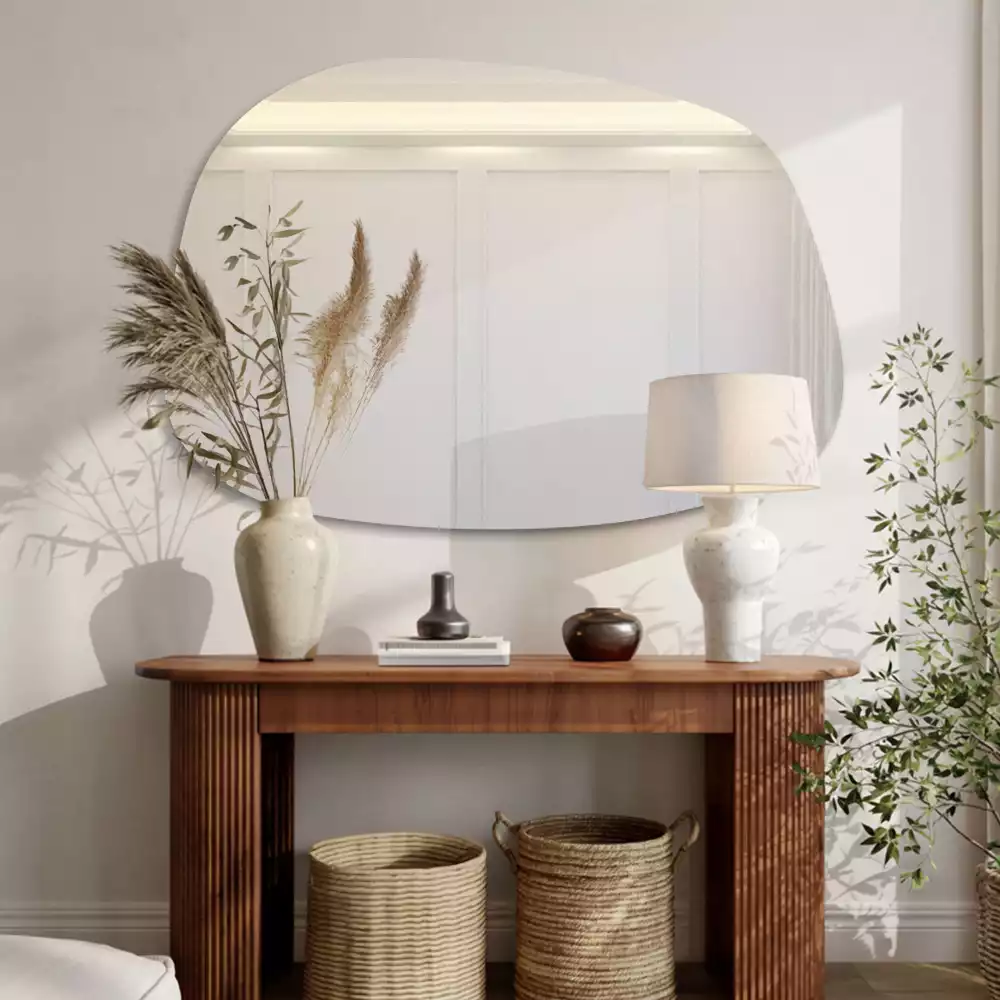 Specchio organico dalla forma raffinata