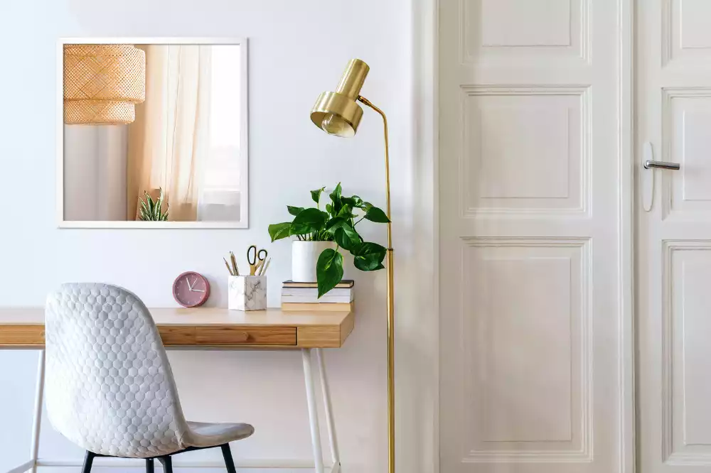 Specchio rettangolare decorativo con cornice bianca