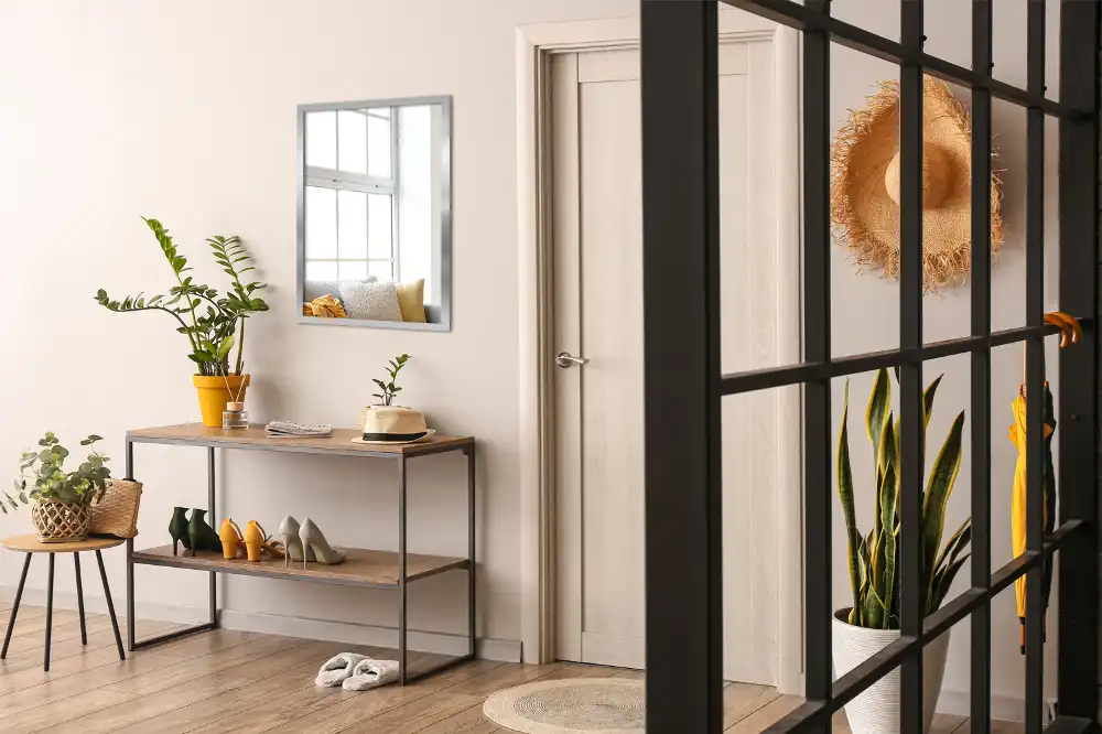 Specchio rettangolare con cornice argentea da parete