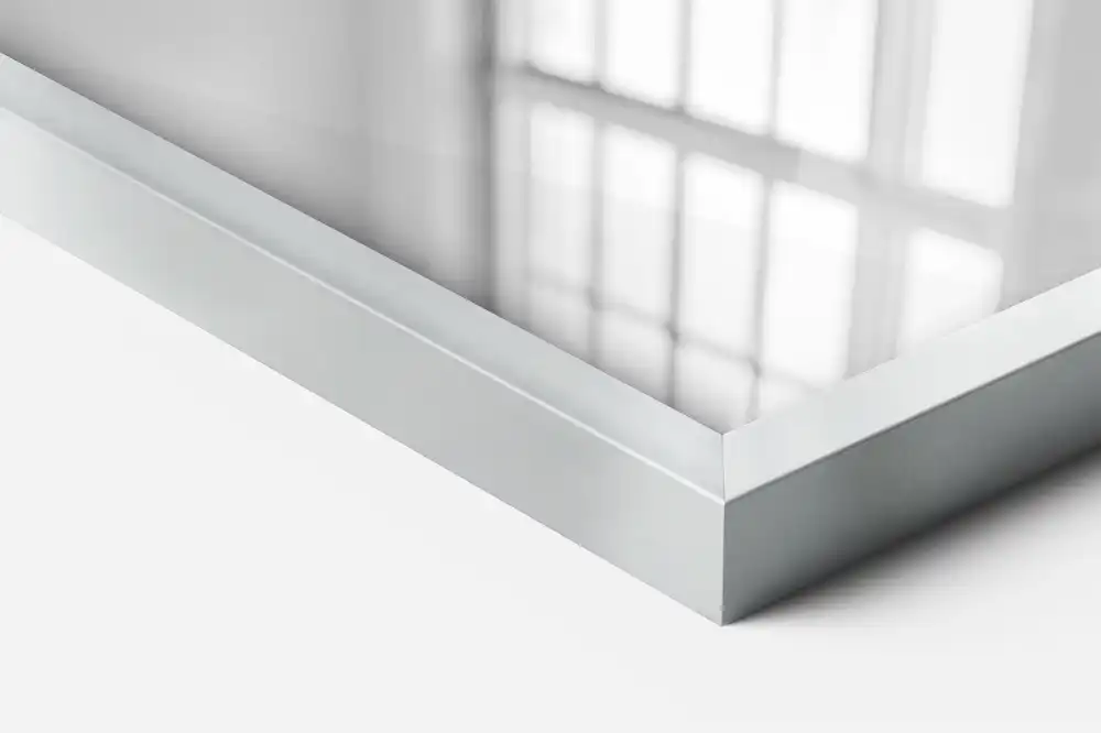 Specchio rettangolare con cornice argentea da parete