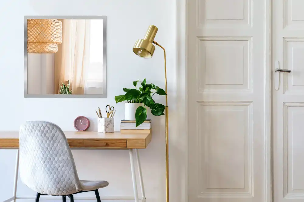 Specchio rettangolare con cornice argentea da parete