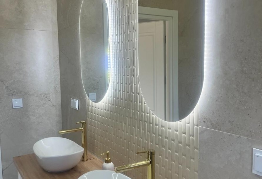 due specchi nel bagno